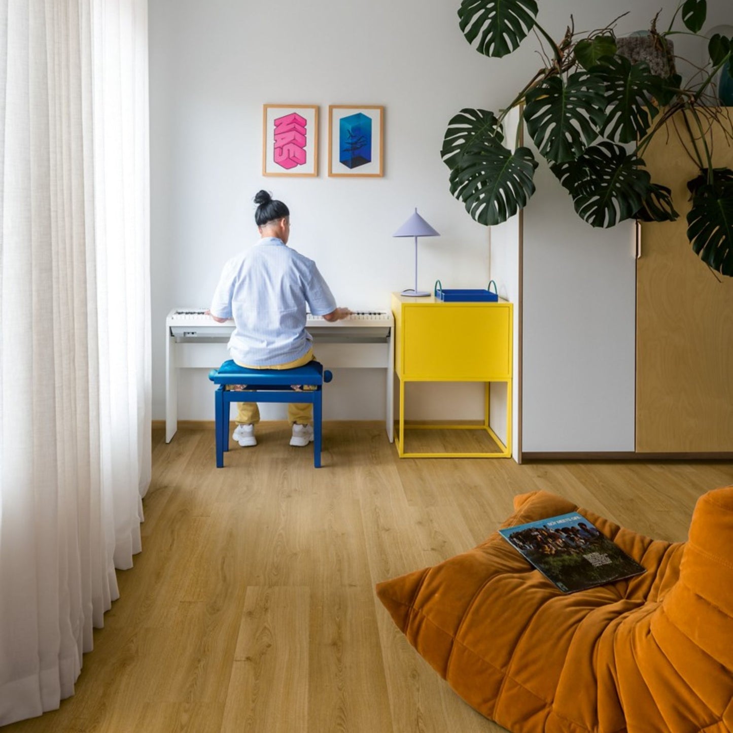 Pavimento in PVC BLOOM ROVERE FUMÈ NATURALE QUICK-STEP doga media con sistema Uniclic e tecnologia Hydroseal