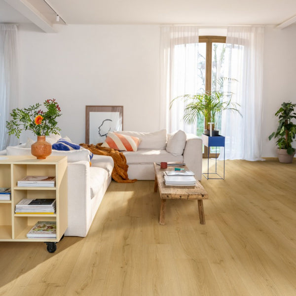 Pavimento in PVC BLOOM ROVERE MIELE SPAZZOLATO QUICK-STEP effetto legno naturale doga media con Uniclic