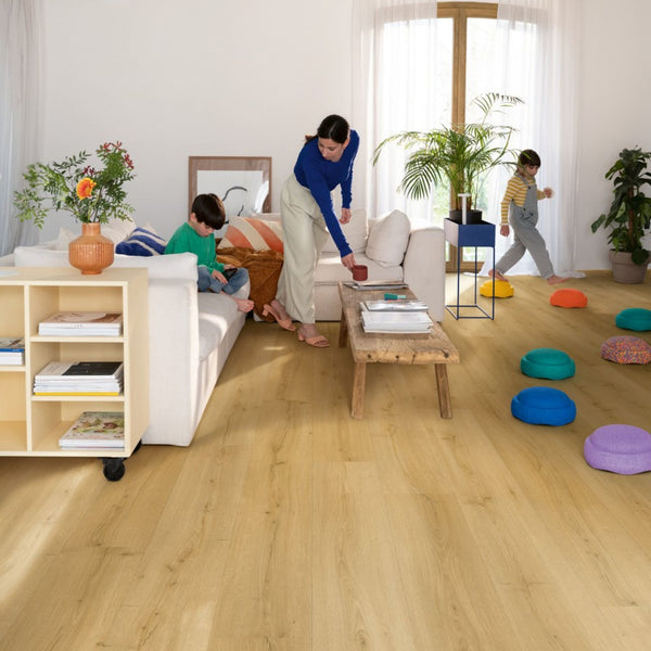 Pavimento in PVC BLOOM ROVERE MIELE SPAZZOLATO QUICK-STEP effetto legno naturale doga media con Uniclic
