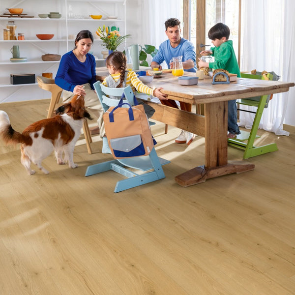 Pavimento in PVC BLOOM ROVERE MIELE SPAZZOLATO QUICK-STEP effetto legno naturale doga media con Uniclic