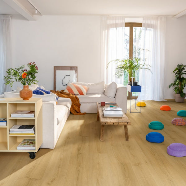 Pavimento in PVC BLOOM ROVERE MIELE SPAZZOLATO QUICK-STEP effetto legno naturale doga media con Uniclic