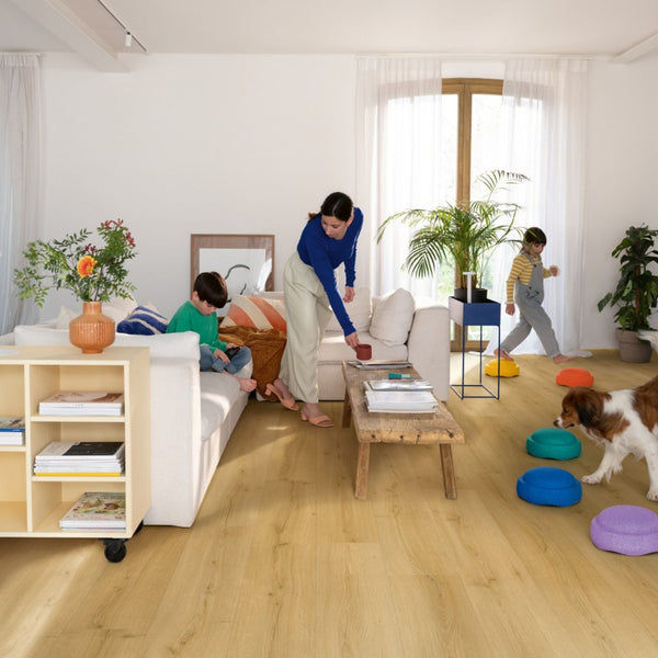 Pavimento in PVC BLOOM ROVERE MIELE SPAZZOLATO QUICK-STEP effetto legno naturale doga media con Uniclic