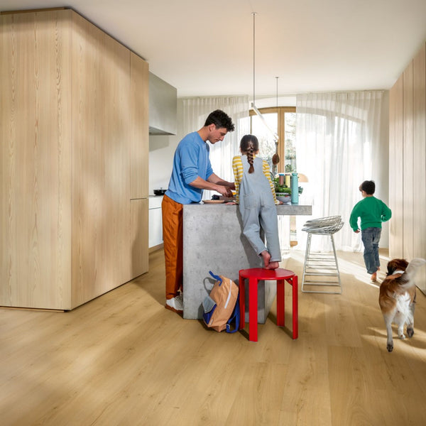 Pavimento in PVC BLOOM ROVERE MIELE SPAZZOLATO QUICK-STEP effetto legno naturale doga media con Uniclic