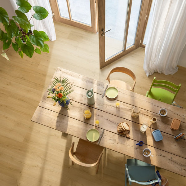 Pavimento in PVC BLOOM ROVERE MIELE SPAZZOLATO QUICK-STEP effetto legno naturale doga media con Uniclic