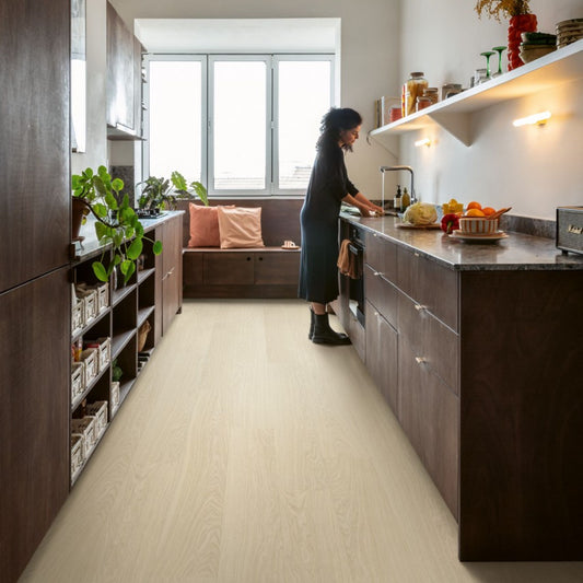 Pavimento in PVC BLOOM ROVERE POLARE PURO QUICK-STEP 4 scanalature con bisellatura naturale  e goffratura sincronizzata