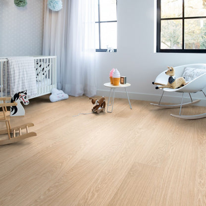 Pavimento in PVC BLOOM ROVERE PURO BLUSH QUICK-STEP con materassino integrato, posa Uniclic, impermeabilità totale