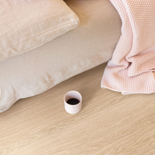 Pavimento in PVC BLOOM ROVERE PURO BLUSH QUICK-STEP con materassino integrato, posa Uniclic, impermeabilità totale