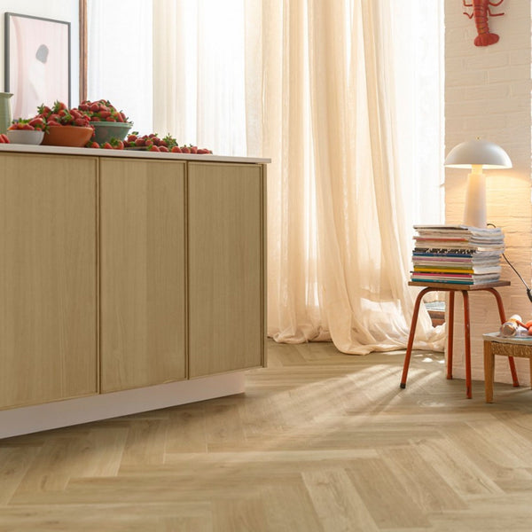 Pavimento in PVC CIRO BEIGE NATURALE QUICK-STEP finitura beige naturale restituisce un effetto legno sobrio e luminoso