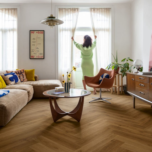 Pavimento in PVC CIRO ROVERE CARAMELLO BOTANICO QUICK-STEP motivo a spina di pesce restituisce un effetto legno profondo e strutturato