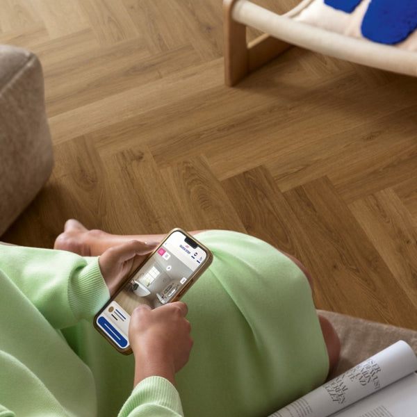 Pavimento in PVC CIRO ROVERE CARAMELLO BOTANICO QUICK-STEP motivo a spina di pesce restituisce un effetto legno profondo e strutturato