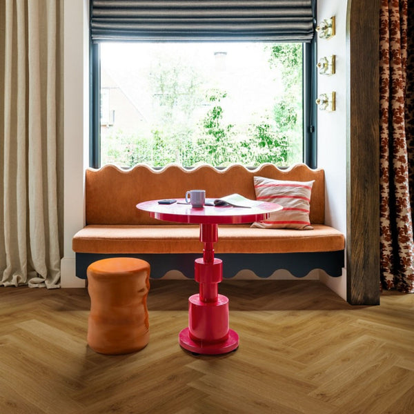 Pavimento in PVC CIRO ROVERE CARAMELLO BOTANICO QUICK-STEP motivo a spina di pesce restituisce un effetto legno profondo e strutturato