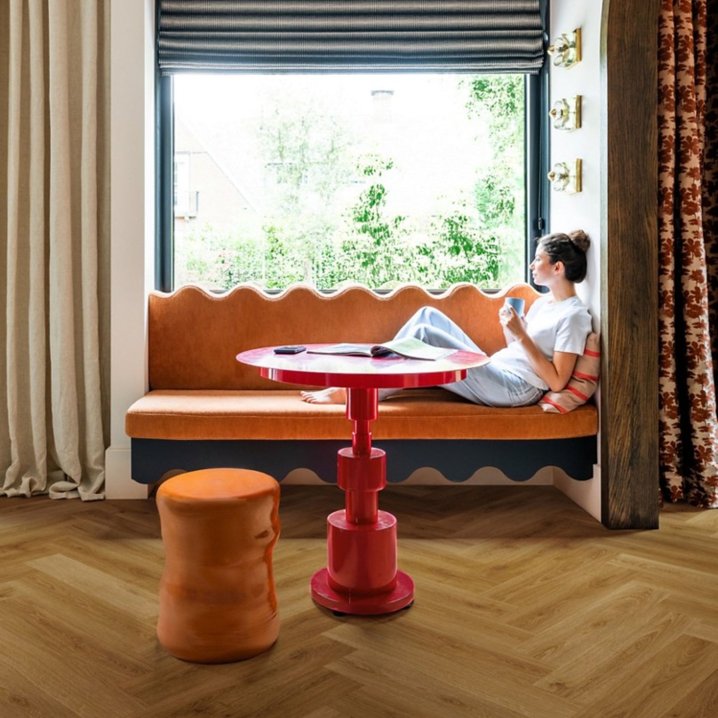 Pavimento in PVC CIRO ROVERE CARAMELLO BOTANICO QUICK-STEP motivo a spina di pesce restituisce un effetto legno profondo e strutturato