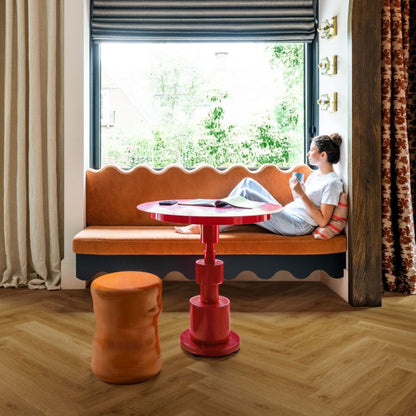 Pavimento in PVC CIRO ROVERE CARAMELLO BOTANICO QUICK-STEP motivo a spina di pesce restituisce un effetto legno profondo e strutturato