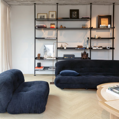 Pavimento in PVC CIRO ROVERE POLARE PURO QUICK-STEP con motivo a spina di pesce, posa Unizip e materassino integrato