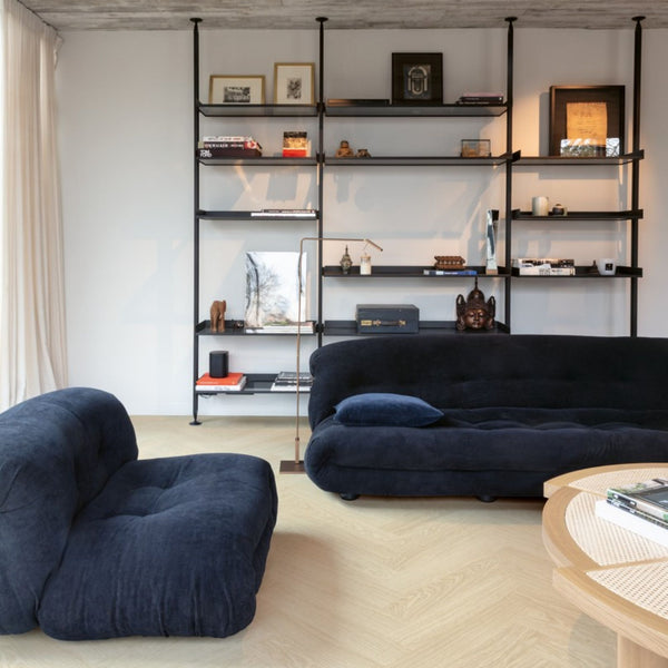 Pavimento in PVC CIRO ROVERE POLARE PURO QUICK-STEP con motivo a spina di pesce, posa Unizip e materassino integrato