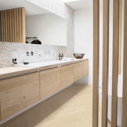 Pavimento in PVC CIRO ROVERE POLARE PURO QUICK-STEP con motivo a spina di pesce, posa Unizip e materassino integrato