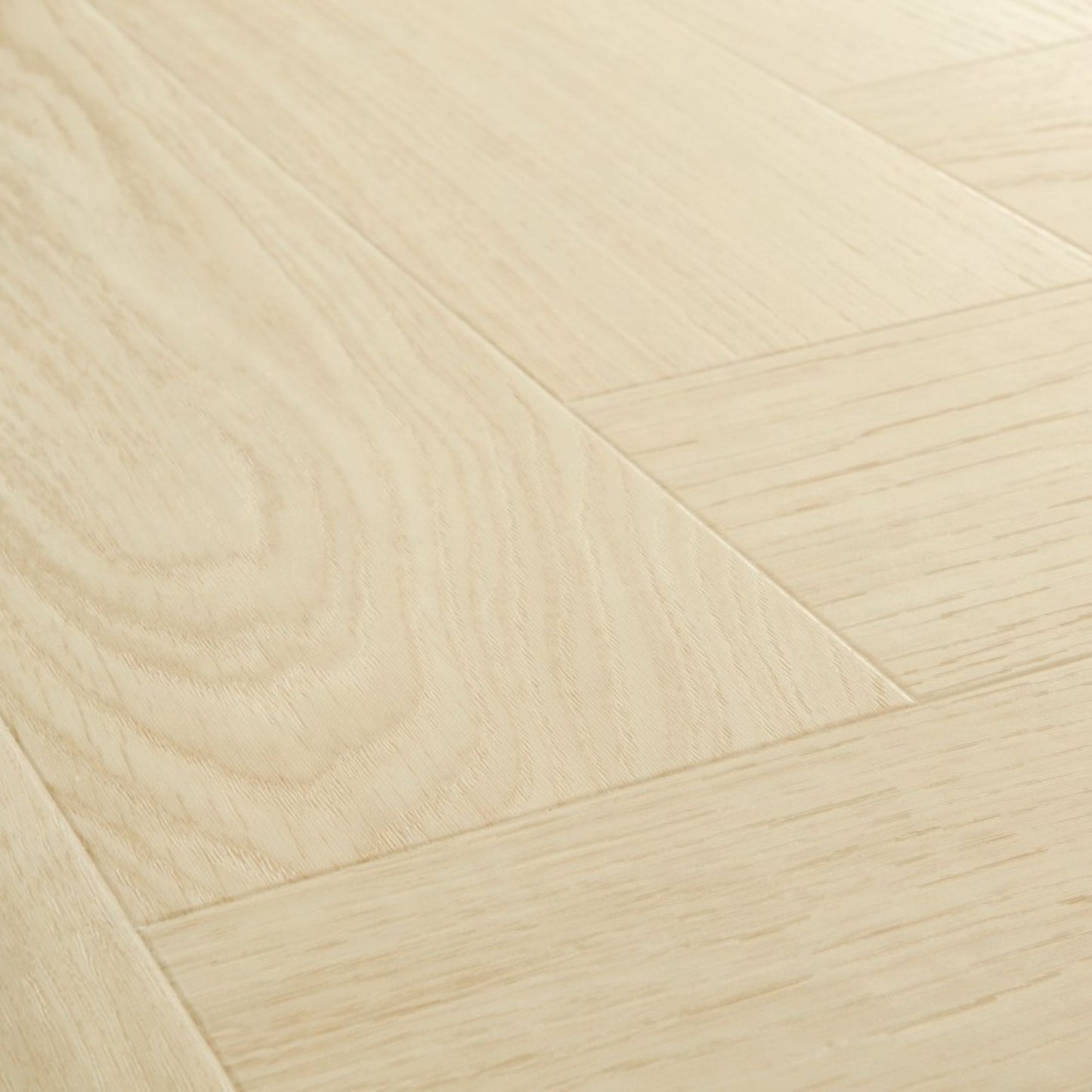 Pavimento in PVC CIRO ROVERE POLARE PURO QUICK-STEP con motivo a spina di pesce, posa Unizip e materassino integrato