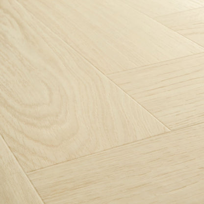 Pavimento in PVC CIRO ROVERE POLARE PURO QUICK-STEP con motivo a spina di pesce, posa Unizip e materassino integrato