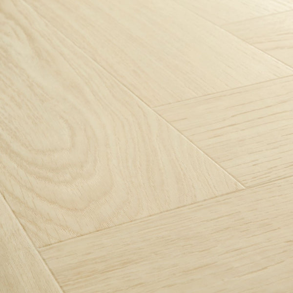 Pavimento in PVC CIRO ROVERE POLARE PURO QUICK-STEP con motivo a spina di pesce, posa Unizip e materassino integrato