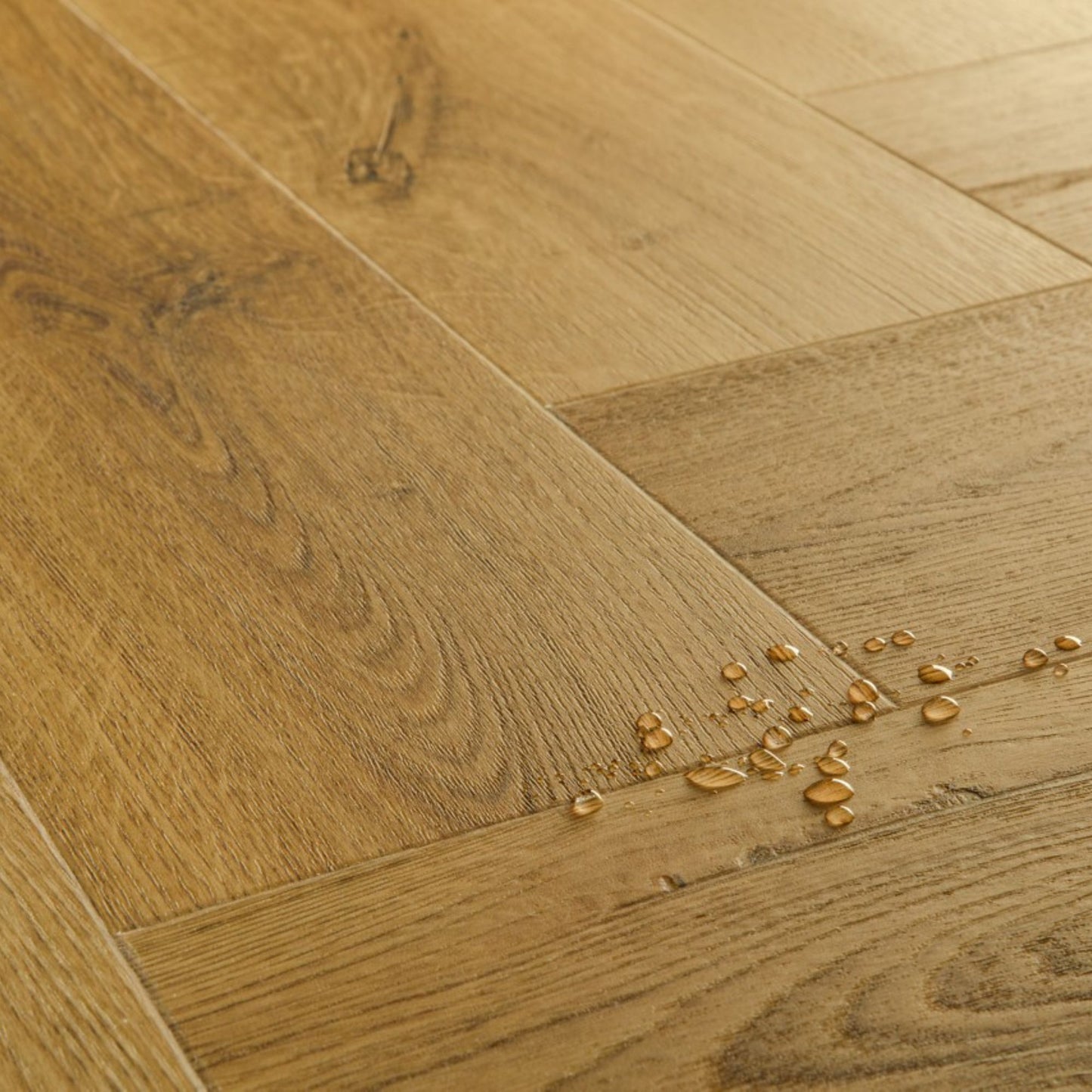 Pavimento in PVC CIRO ROVERE FUMÈ NATURALE QUICK-STEP ecnologia Hydroseal e posa precisa in ambienti residenziali