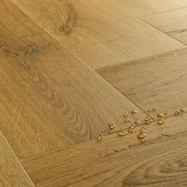 Pavimento in PVC CIRO ROVERE FUMÈ NATURALE QUICK-STEP ecnologia Hydroseal e posa precisa in ambienti residenziali