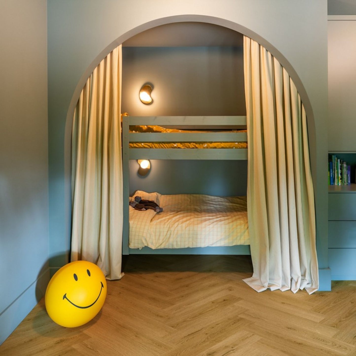 Pavimento in PVC CIRO ROVERE FUMÈ NATURALE QUICK-STEP ecnologia Hydroseal e posa precisa in ambienti residenziali