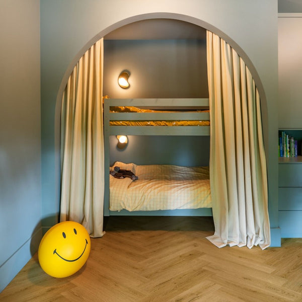 Pavimento in PVC CIRO ROVERE FUMÈ NATURALE QUICK-STEP ecnologia Hydroseal e posa precisa in ambienti residenziali