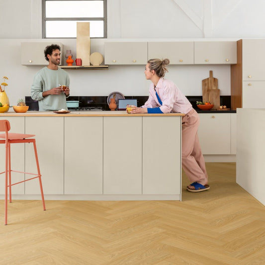 Pavimento in PVC CIRO ROVERE MIELE QUICK-STEP motivo a spina di pesce, sistema Unizip e materassino integrato impermeabile