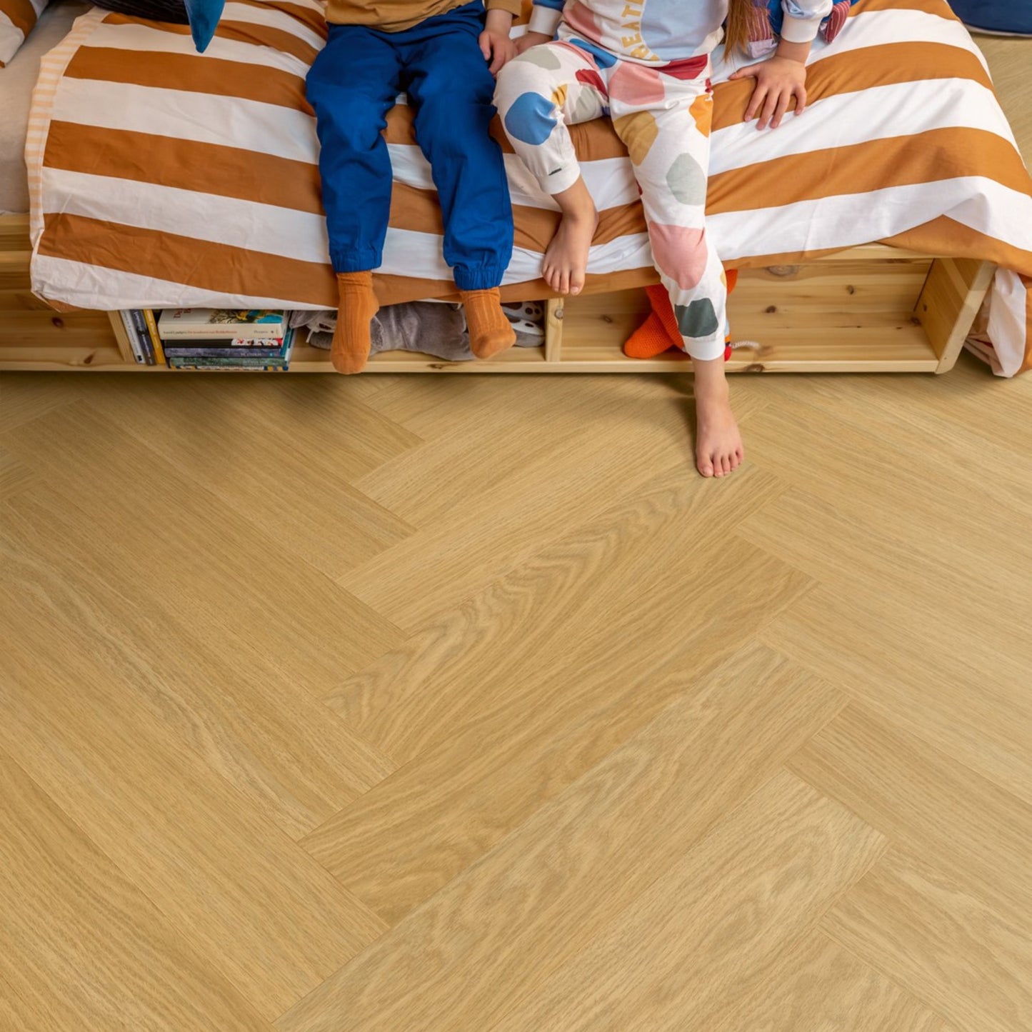 Pavimento in PVC CIRO ROVERE MIELE QUICK-STEP motivo a spina di pesce, sistema Unizip e materassino integrato impermeabile