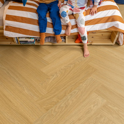 Pavimento in PVC CIRO ROVERE MIELE QUICK-STEP motivo a spina di pesce, sistema Unizip e materassino integrato impermeabile