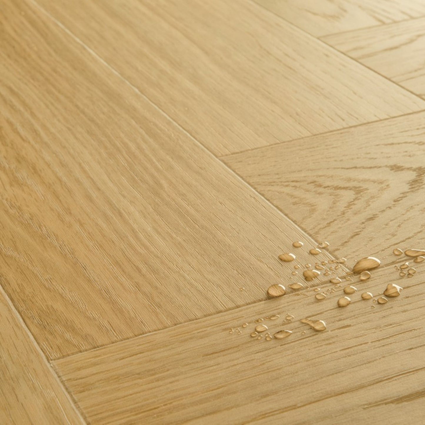 Pavimento in PVC CIRO ROVERE MIELE QUICK-STEP motivo a spina di pesce, sistema Unizip e materassino integrato impermeabile