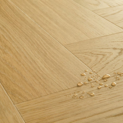 Pavimento in PVC CIRO ROVERE MIELE QUICK-STEP motivo a spina di pesce, sistema Unizip e materassino integrato impermeabile