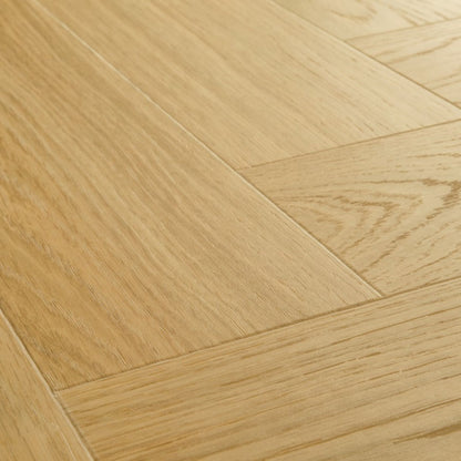 Pavimento in PVC CIRO ROVERE MIELE QUICK-STEP motivo a spina di pesce, sistema Unizip e materassino integrato impermeabile