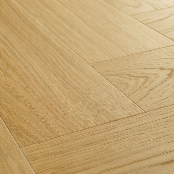 Pavimento in PVC CIRO ROVERE MIELE QUICK-STEP motivo a spina di pesce, sistema Unizip e materassino integrato impermeabile