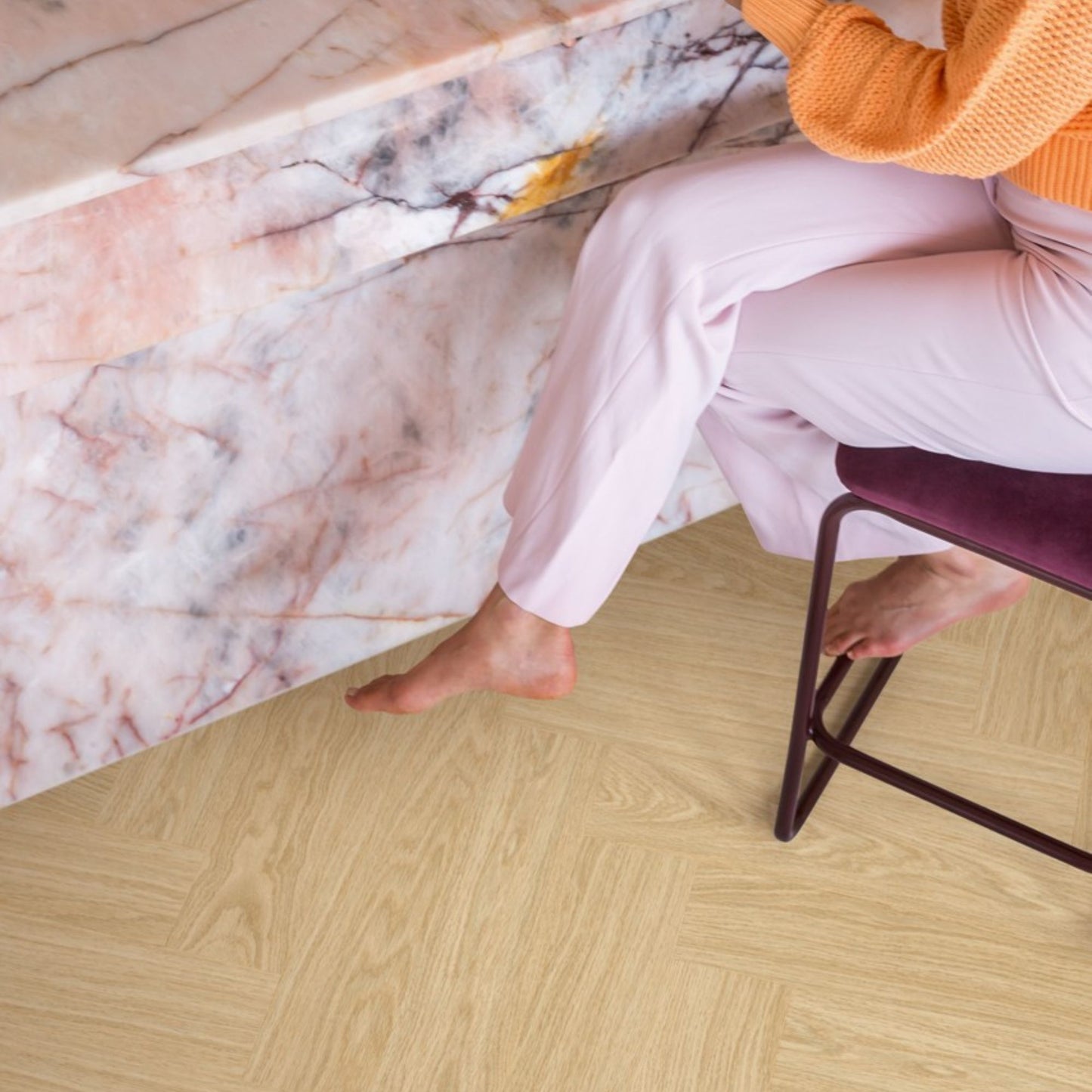 Pavimento in PVC CIRO ROVERE PURO BLUSH QUICK-STEP spina di pesce con sistema Unizip favorisce la luminosità naturale