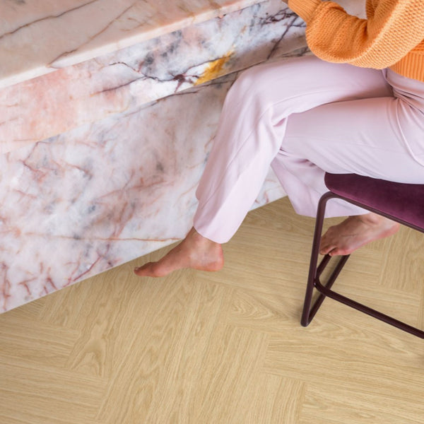 Pavimento in PVC CIRO ROVERE PURO BLUSH QUICK-STEP spina di pesce con sistema Unizip favorisce la luminosità naturale