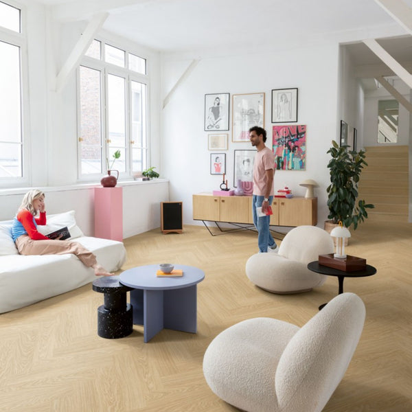 Pavimento in PVC CIRO ROVERE PURO BLUSH QUICK-STEP spina di pesce con sistema Unizip favorisce la luminosità naturale