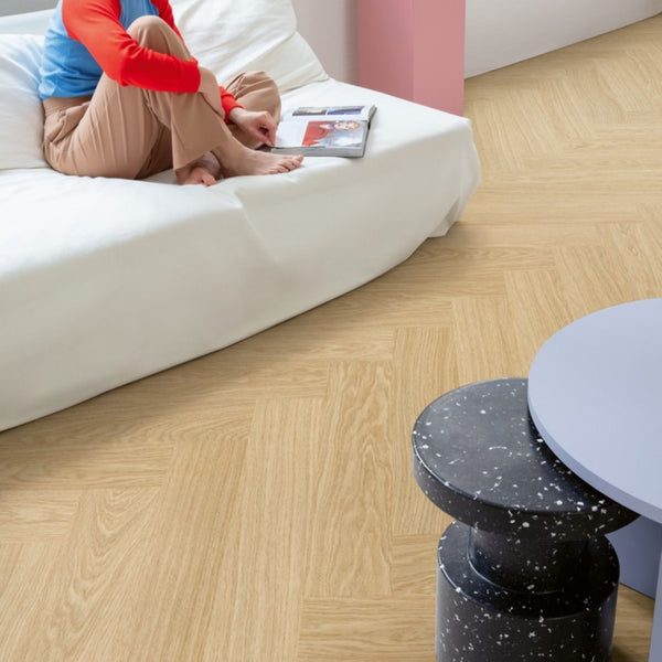 Pavimento in PVC CIRO ROVERE PURO BLUSH QUICK-STEP spina di pesce con sistema Unizip favorisce la luminosità naturale