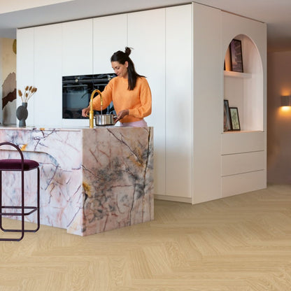 Pavimento in PVC CIRO ROVERE PURO BLUSH QUICK-STEP spina di pesce con sistema Unizip favorisce la luminosità naturale
