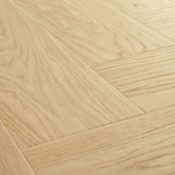 Pavimento in PVC CIRO ROVERE PURO BLUSH QUICK-STEP spina di pesce con sistema Unizip favorisce la luminosità naturale