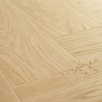 Pavimento in PVC CIRO ROVERE PURO BLUSH QUICK-STEP spina di pesce con sistema Unizip favorisce la luminosità naturale