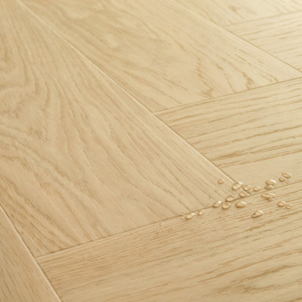 Pavimento in PVC CIRO ROVERE PURO BLUSH QUICK-STEP spina di pesce con sistema Unizip favorisce la luminosità naturale
