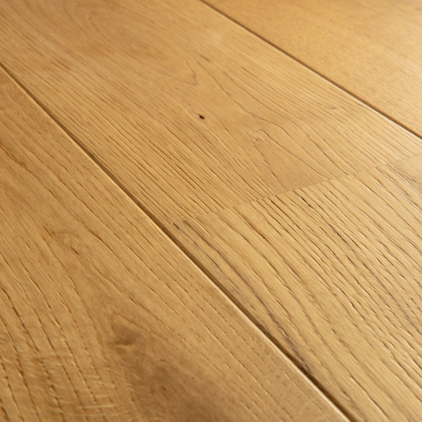 Pavimento in PARQUET AMATO ROVERE ALBA EXTRA OPACO QUICK-STEP effetto legno impermeabile con tecnologia Wood for Life