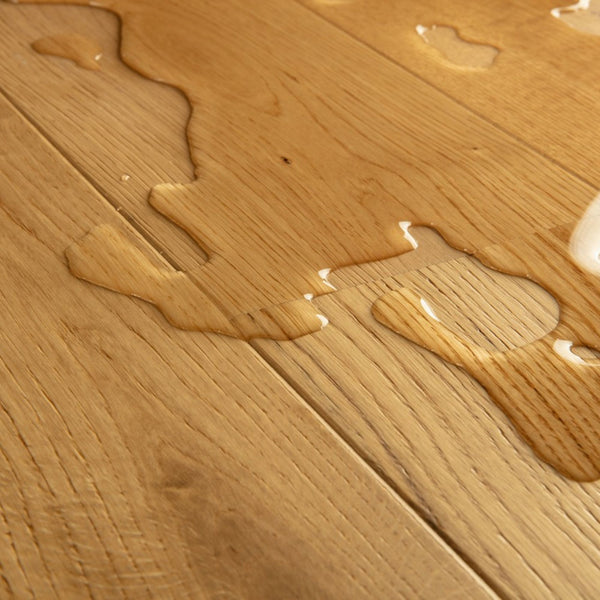 Pavimento in PARQUET AMATO ROVERE ALBA EXTRA OPACO QUICK-STEP effetto legno impermeabile con tecnologia Wood for Life