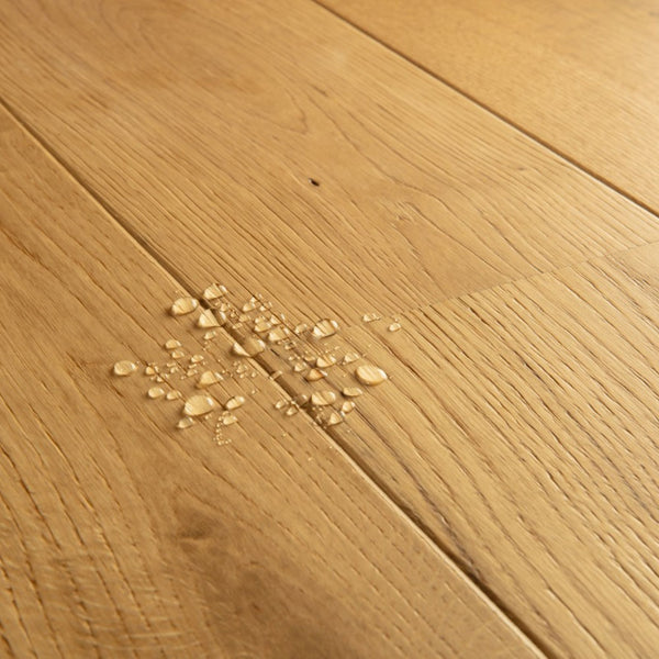 Pavimento in PARQUET AMATO ROVERE ALBA EXTRA OPACO QUICK-STEP effetto legno impermeabile con tecnologia Wood for Life