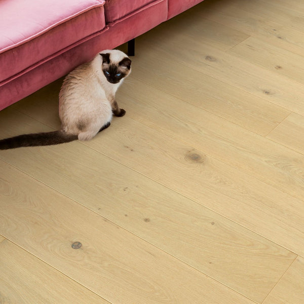 Pavimento in PARQUET CALA ROVERE BIANCO PERLA EXTRA OPACO QUICK-STEP effetto legno riduce la visibilità di impronte e micrograffi, garantendo un aspetto uniforme nel tempo