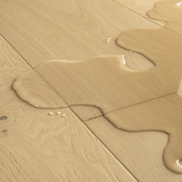 Pavimento in PARQUET CALA ROVERE BIANCO PERLA EXTRA OPACO QUICK-STEP effetto legno riduce la visibilità di impronte e micrograffi, garantendo un aspetto uniforme nel tempo