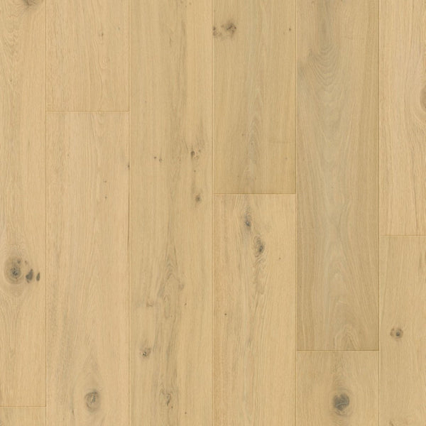 Pavimento in PARQUET CALA ROVERE BIANCO PERLA EXTRA OPACO QUICK-STEP effetto legno riduce la visibilità di impronte e micrograffi, garantendo un aspetto uniforme nel tempo