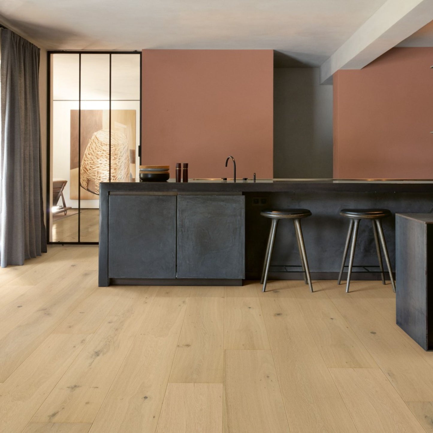 Pavimento in PARQUET CALA ROVERE BIANCO PERLA EXTRA OPACO QUICK-STEP effetto legno riduce la visibilità di impronte e micrograffi, garantendo un aspetto uniforme nel tempo