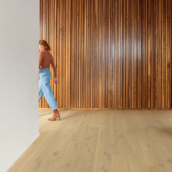 Pavimento in PARQUET CASCADA ROVERE BIANCO PERLA EXTRA OPACO QUICK-STEP effetto legno crea ambienti luminosi e raffinati senza riflessi eccessivi